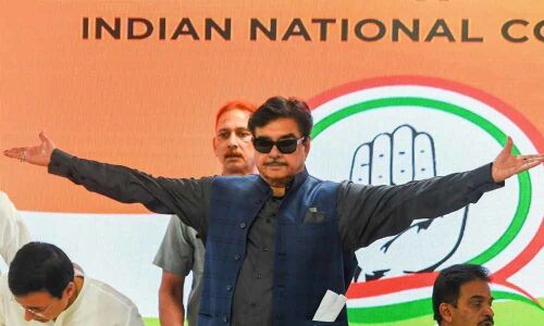 Shatrughan joins Cong on BJPs inception day