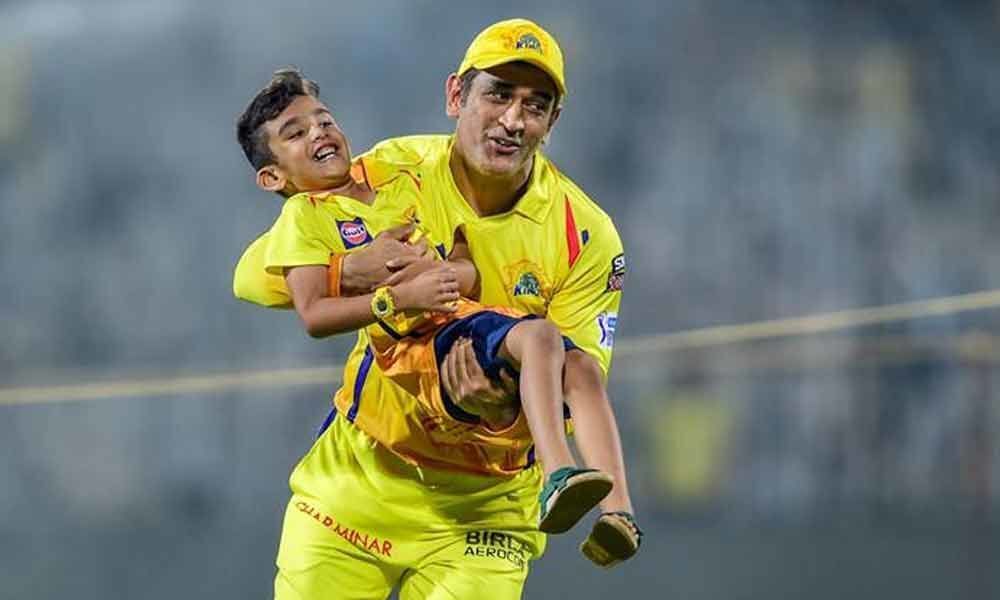 Watch Dhoni runs with Tahirs, Watsons son