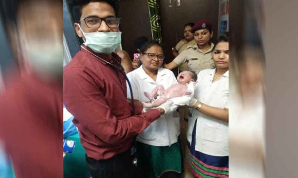 Woman delivers a baby at Thane railway station