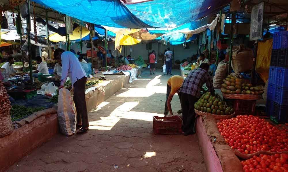 Weekly mkts put a dent in Rythu Bazaar sales
