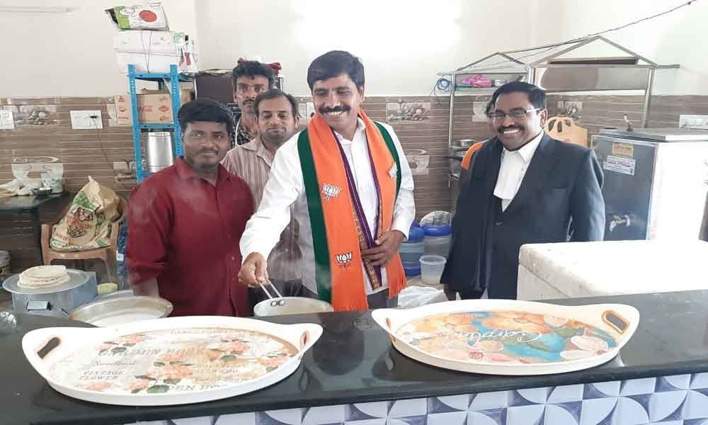 BJPs Rao makes chai to impress upon voters