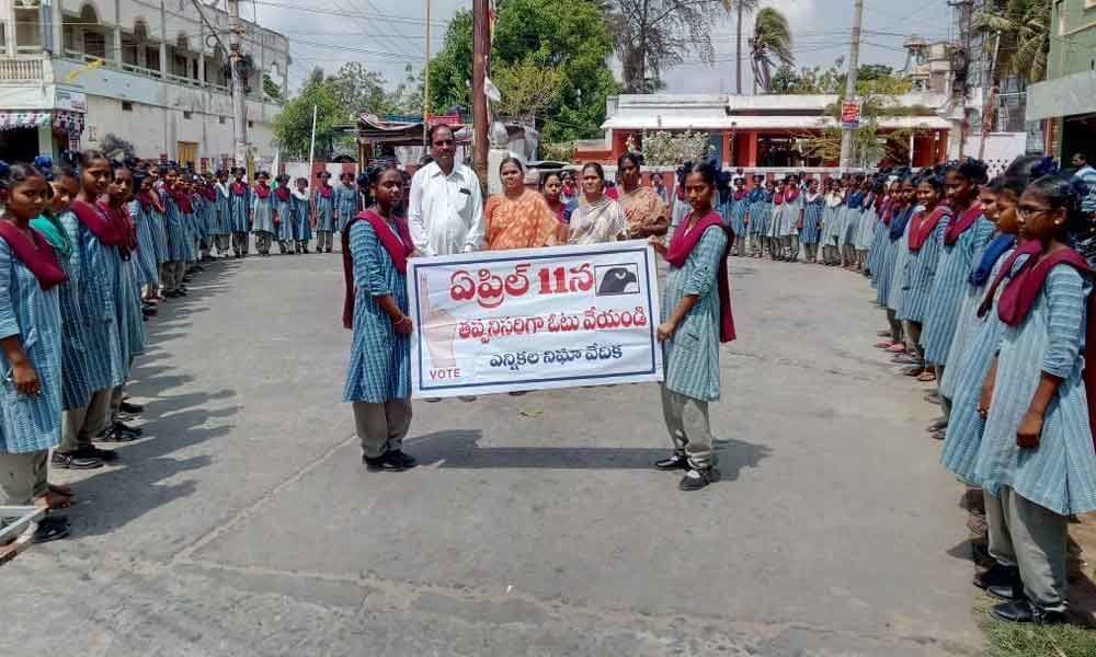 Students form human chain to create voting awareness