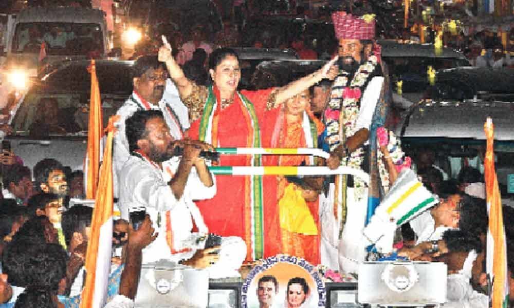 Vijayashanti appeals to people to defeat BJP, TRS