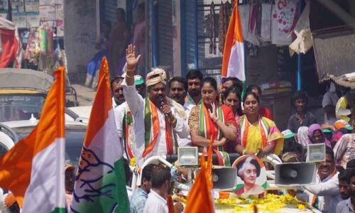 Vijayashanthi flays KCR for cheating people