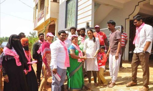 MLAs wife seeks votes for BB Patil