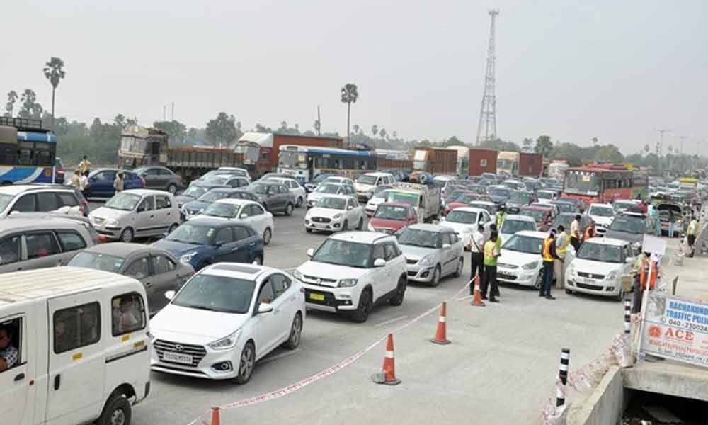 Heavy traffic jams at toll gates on Vijayawada Highway, voters are demanding cancellation of toll fares
