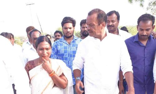 Lingaiahs wife clears air over her picture greeting Komati