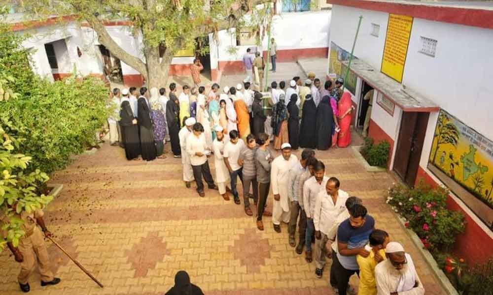 Polling delayed at many places as EVMs struck including Kuppam, Mangalagiri