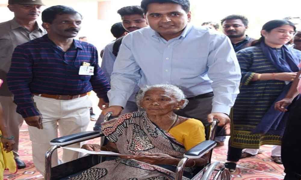 Collector helps aged woman cast vote