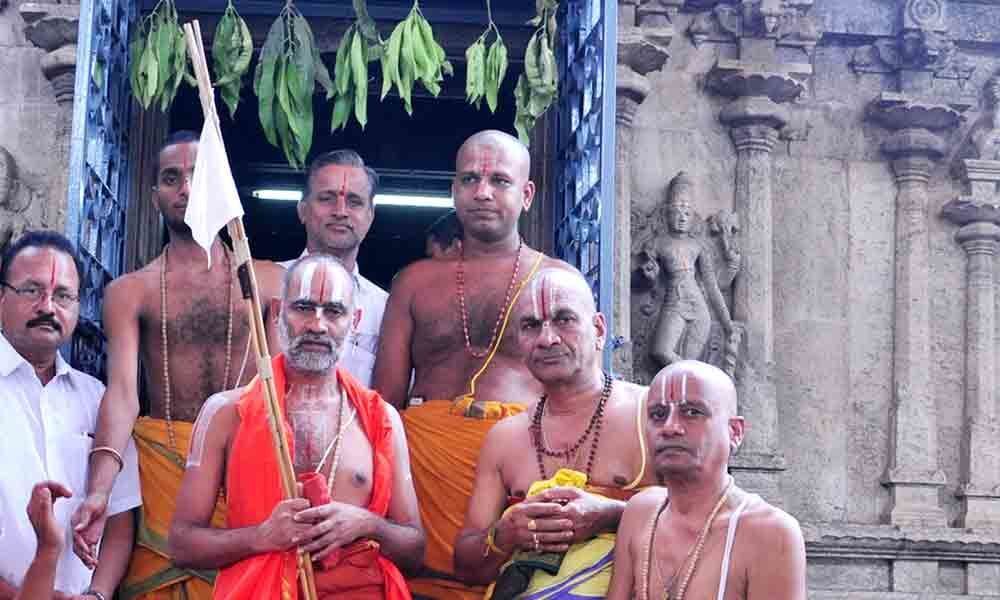 Seer Ramanujula Jeeyar Swami visits Lord Rama temple