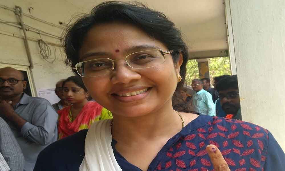 BJP Mahila chief casts her vote