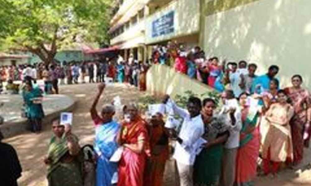 Brisk polling despite EVM snags