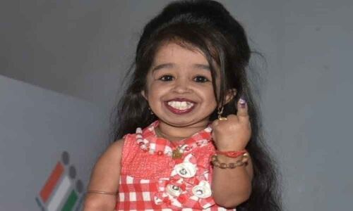 Worlds smallest woman votes in Nagpur