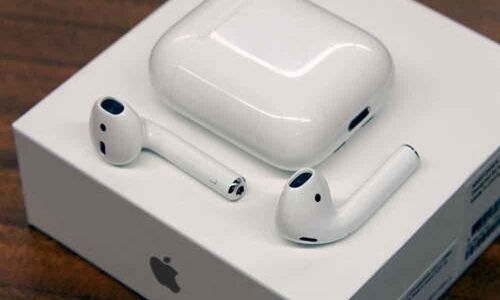 Shahrukh Khan admires latest Apple Airpods