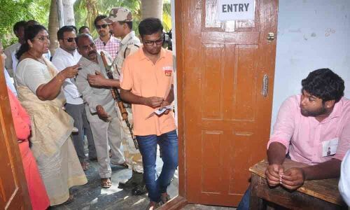 Congress, TRS workers clash on alleged fake voting