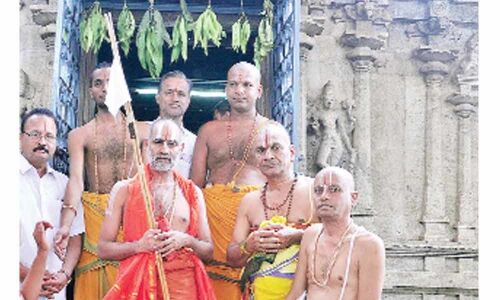 Seer Ramanujula Jeeyar Swami visits Lord Rama temple