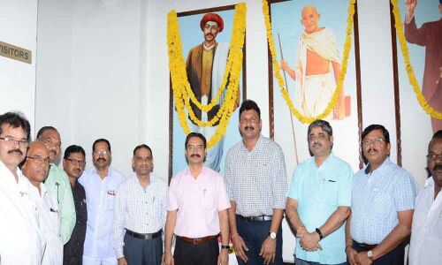 Phule birth anniv fete  held at Bus Bhavan