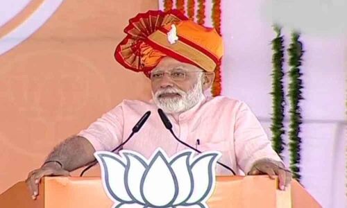Choose between honest chowkidar and corrupt naamdar: Modi