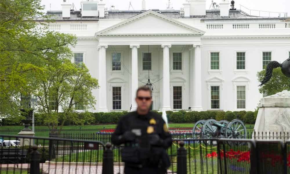 Man sets jacket on fire outside White House