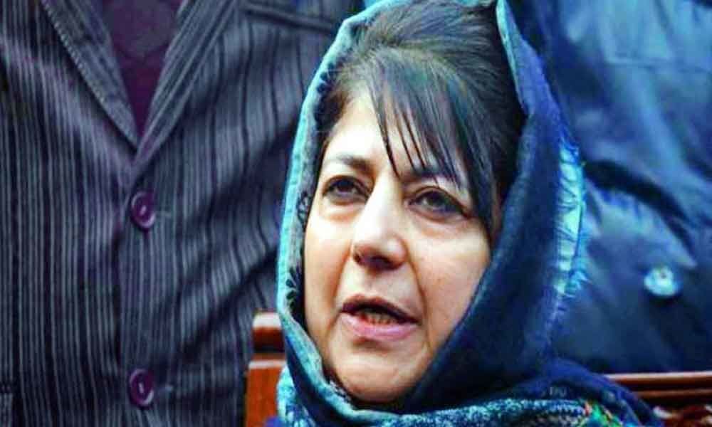 Mehboobas motorcade attacked with stones in J&K