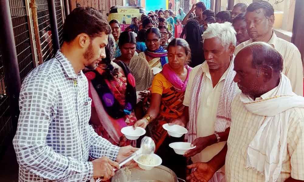 Youth feeding the poor for 900 days at Niloufer