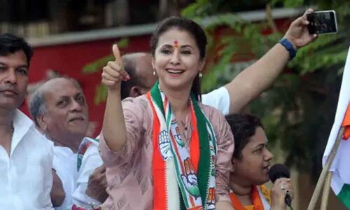 A scuffle between Congress, BJP supporters during Matondkar campaign