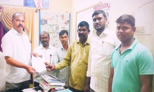 Municipal staff seeks pay slips