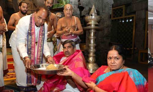 AP CS offers prayers at Tirumala