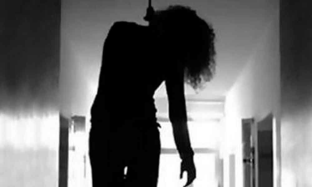 Mom scolds for cellphone, 18-year-old Madhya Pradesh girl commits suicide