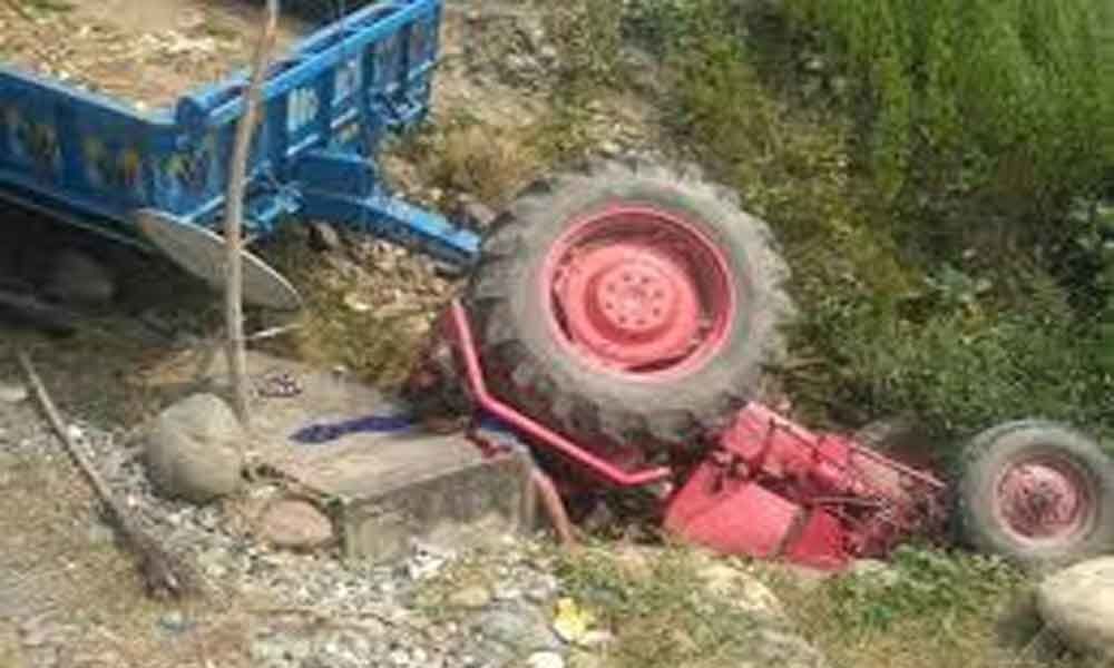 15 injured as tractor turns turtle in Suryapet