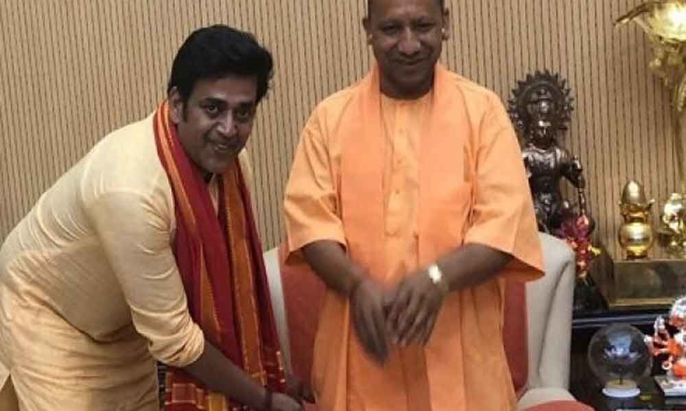 Ravi Kishan meets Yogi Adityanath, seeks blessings for election victory