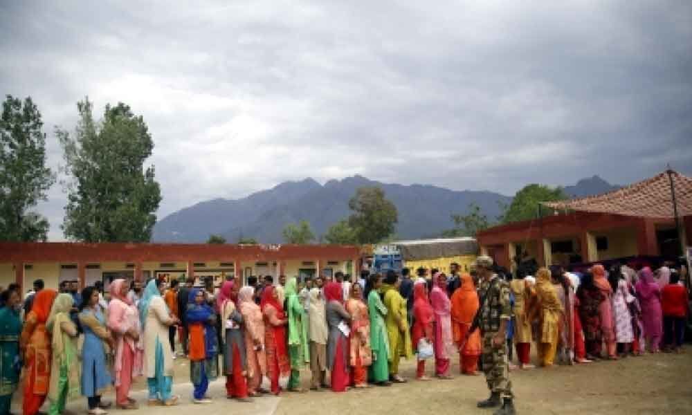 Barring minor incidents, voting ends peacefully in J&K