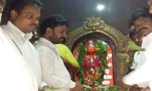 Devotees throng Hanuman temples