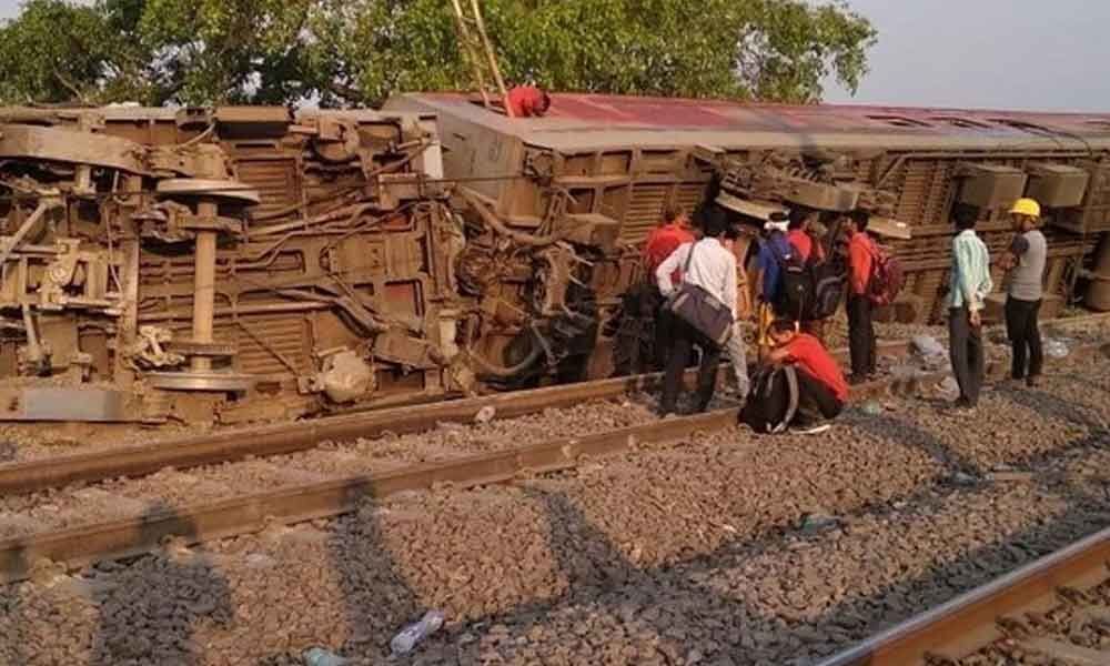 At least 14 injured as 12 coaches of Howrah-Delhi Poorva Express derails near Kanpur