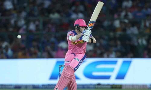 De Kock half-century propels Mumbai Indians to 161/5