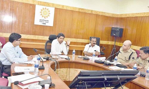 Provide Nijaroopa darshan to all devotees: Collector