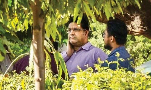 Delhi court issues production warrant against Gupta