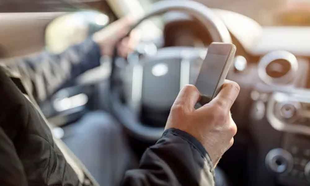 Lawmakers ban on cell phone use while driving