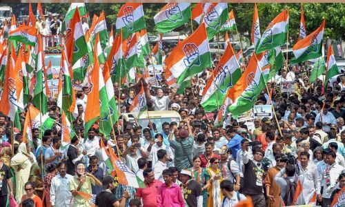 Congress workers protest outside Rahuls residence