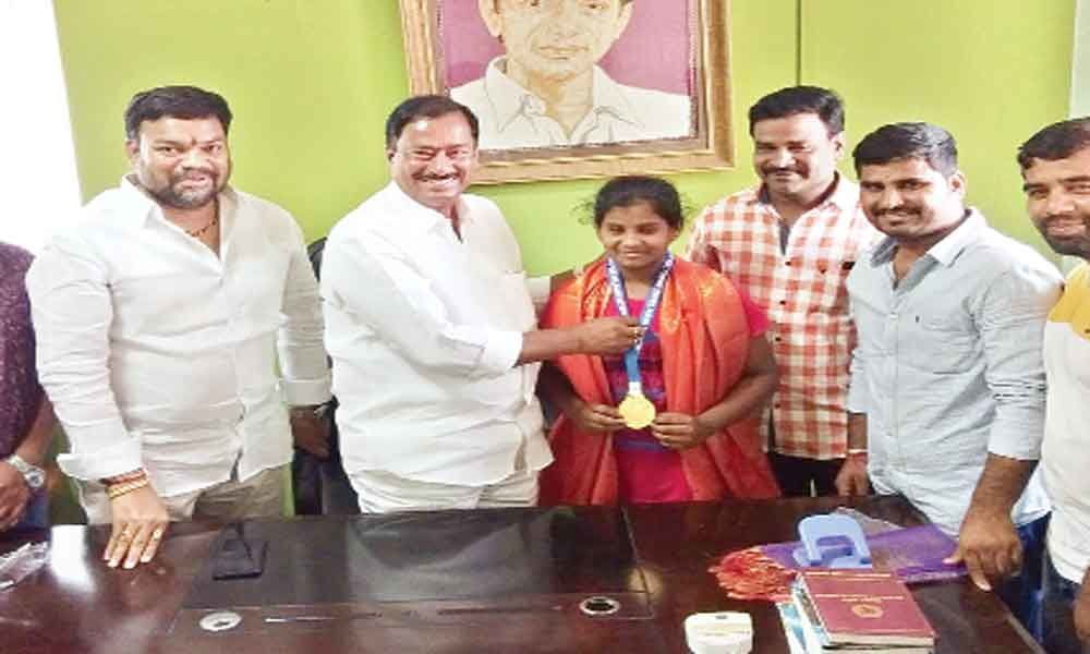MLA Bethi Subhash Reddy congratulates karate kid Sai Rishika