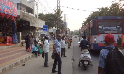 Bus stop sans shelter causing hardships