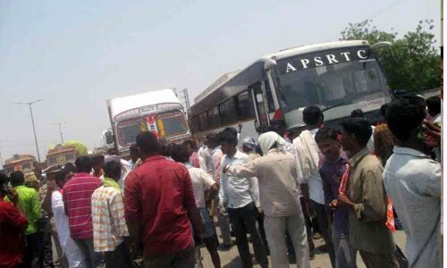 Farmers block highway demanding purchase of paddy