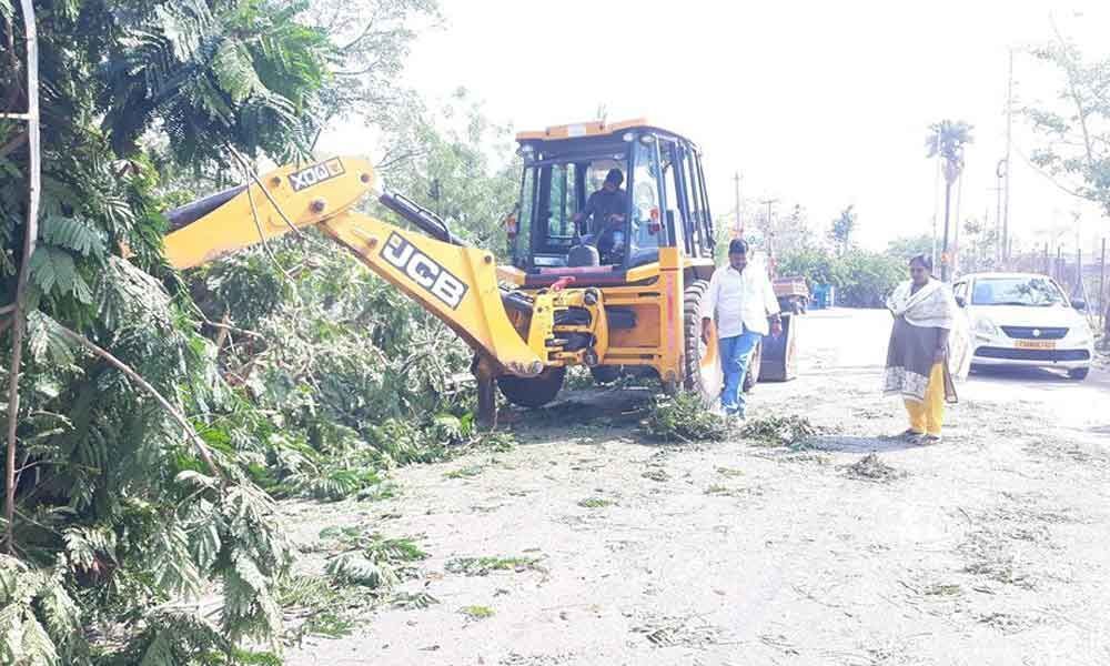 Corporator inspects rain-affected areas