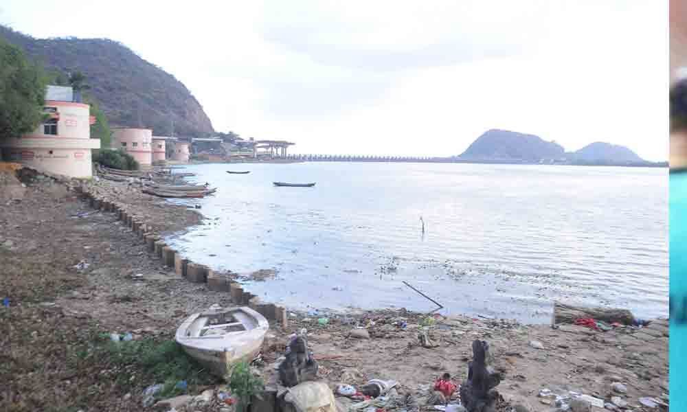 Water level falls at Prakasam barrage to below 6 ft