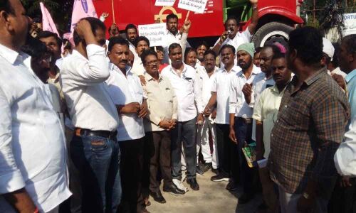 Telangana Mazdoor Union stages protest at Bus Bhavan