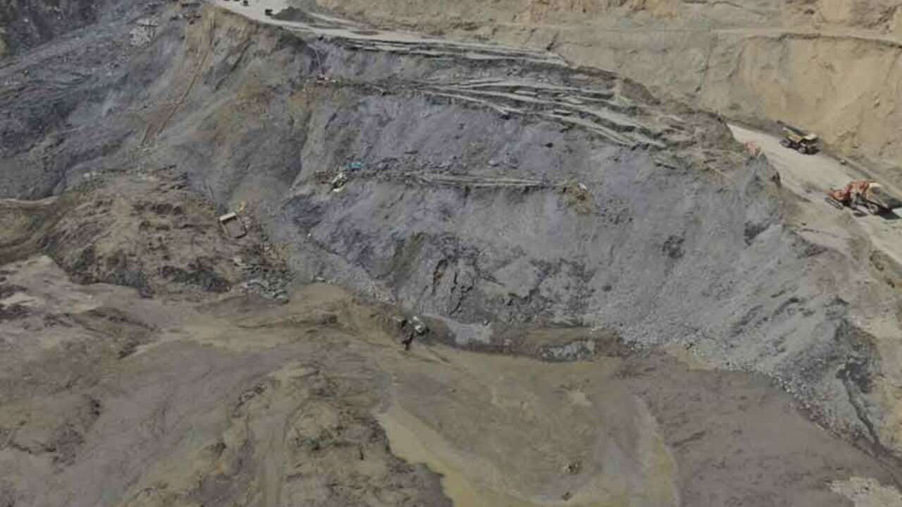 Rescuers battle to find bodies in Myanmar mudslide