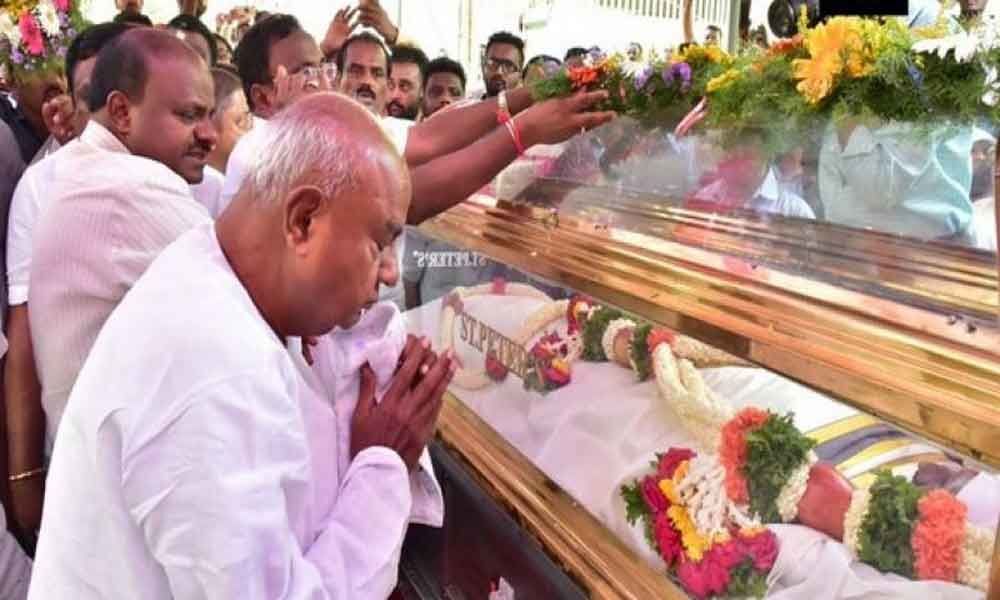 Deve Gowda, Kumaraswamy pay homage to JDS leaders killed in Sri Lanka blasts