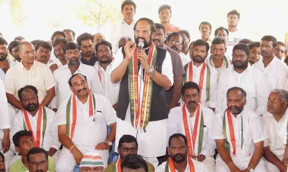Uttam rallies behind Inter students,tears into TRS for insensitivity