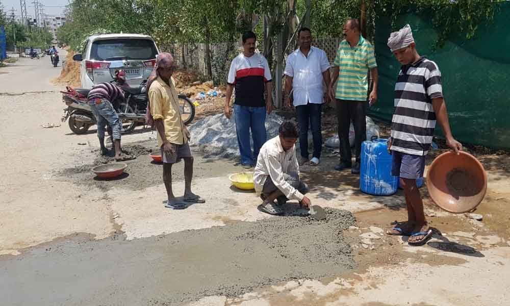 TRS leader carries out road repairs on his own