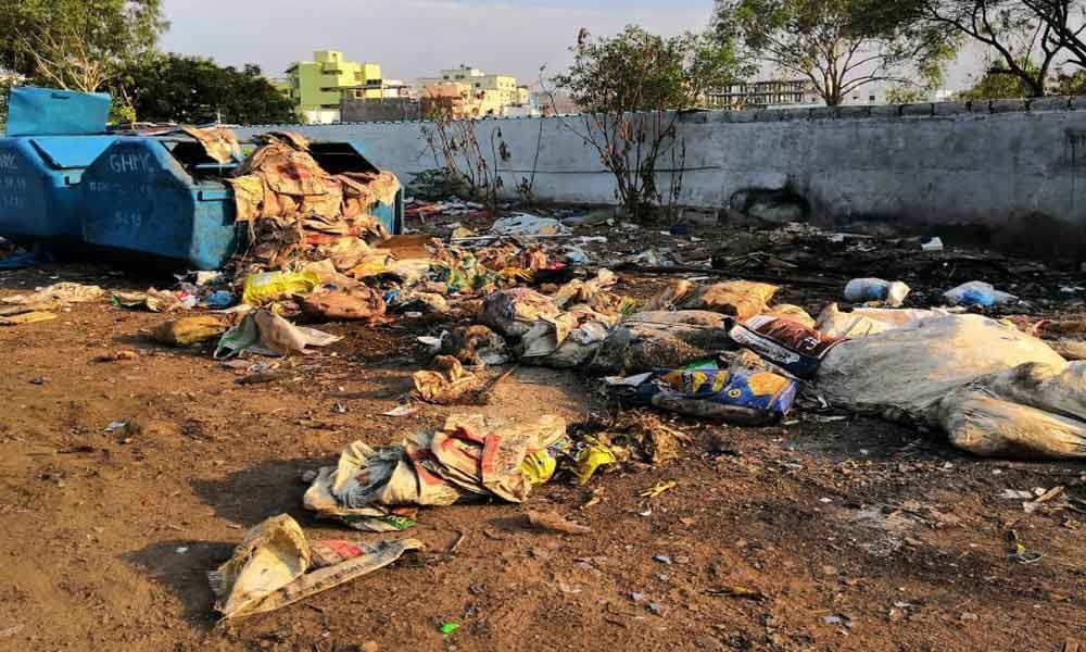 Golf course-Golconda Police Station stretch turns an eyesore